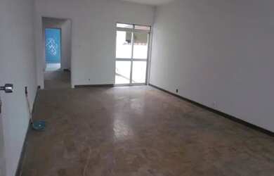 Imagem: A casa possui 3 Dormitórios, 2 Banheiros, 3 Vagas na garagem