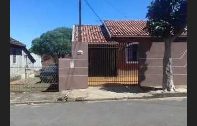 Imagem: A casa possui 3 Dormitórios, 2 Banheiros, 1 Vaga na garagem