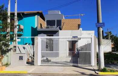 Imagem: A casa possui 4 Dormitórios, 5 Banheiros, 2 Vagas na garagem