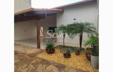 Imagem: A casa possui 3 Dormitórios, 2 Banheiros, 3 Vagas na garagem