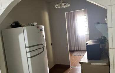 Imagem: A casa possui 3 Dormitórios, 2 Banheiros, 2 Vagas na garagem