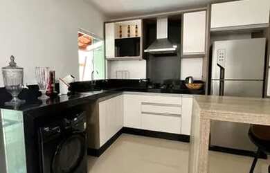 Imagem: A casa possui 2 Dormitórios, 2 Banheiros, 2 Vagas na garagem