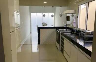 Imagem: A casa possui 2 Dormitórios, 2 Banheiros, 1 Vaga na garagem