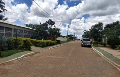 Imagem: A casa possui 3 Dormitórios, 1 Banheiro, 2 Vagas na garagem