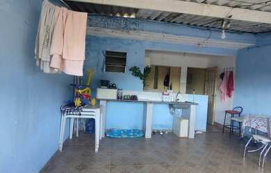 Imagem: A casa possui 3 Dormitórios, 2 Banheiros, 1 Vaga na garagem