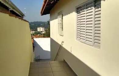 Imagem: A casa possui 2 Dormitórios, 1 Banheiro, 2 Vagas na garagem