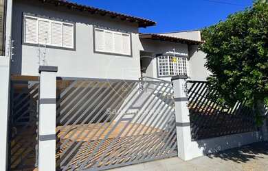 Imagem: A casa possui 3 Dormitórios, 2 Banheiros, 4 Vagas na garagem