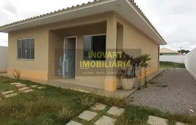 Imagem: A casa possui 3 Dormitórios, 1 Banheiro, 2 Vagas na garagem