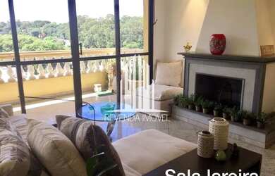 Imagem: A casa possui 4 Dormitórios, 5 Banheiros, 2 Vagas na garagem