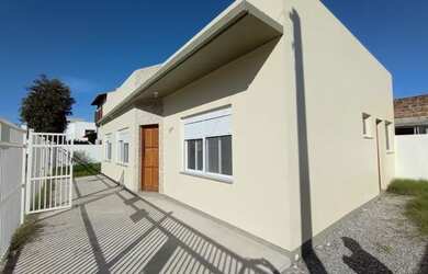 Imagem: A casa possui 3 Dormitórios, 2 Banheiros, 2 Vagas na garagem