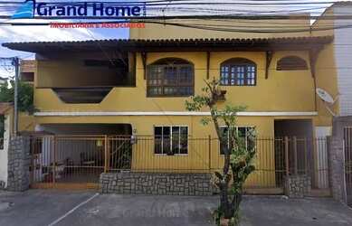 Imagem: A casa possui 5 Dormitórios, 3 Banheiros, 2 Vagas na garagem