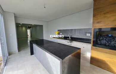 Imagem: A casa em condomínio possui 3 Dormitórios, 3 Banheiros, 2