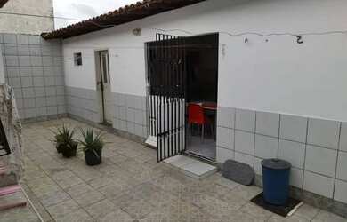 Imagem: A casa possui 4 Dormitórios, 4 Banheiros, 1 Vaga na garagem