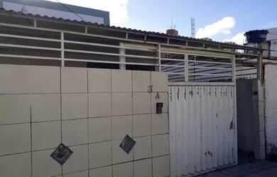 Imagem: A casa possui 3 Dormitórios, 1 Banheiro, 2 Vagas na garagem