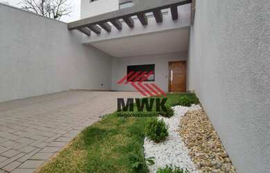 Imagem: A casa possui 3 Dormitórios, 3 Banheiros, 4 Vagas na garagem