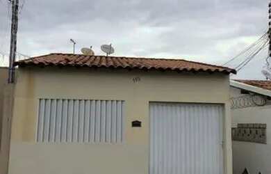 Imagem: A casa possui 3 Dormitórios, 2 Banheiros, 1 Vaga na garagem