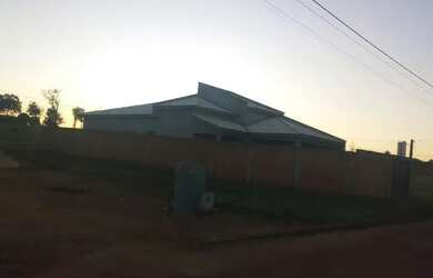 Imagem: A casa possui 3 Dormitórios, 2 Banheiros, 3 Vagas na garagem