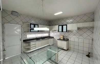 Imagem: A casa possui 4 Dormitórios, 2 Banheiros e 2 Vagas na garagem