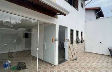 Imagem: A casa possui 3 Dormitórios, 3 Banheiros, 4 Vagas na garagem