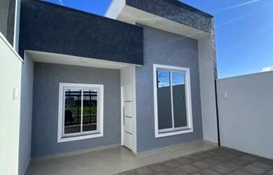 Imagem: A casa possui 3 Dormitórios, 1 Banheiro, 2 Vagas na garagem