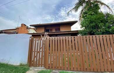 Imagem: A casa possui 5 Dormitórios, 5 Banheiros, 4 Vagas na garagem