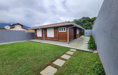 Imagem: A casa possui 3 Dormitórios, 2 Banheiros, 3 Vagas na garagem