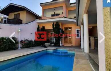 Imagem: A casa em condomínio possui 5 Dormitórios, 5 Banheiros, 3