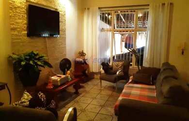 Imagem: A casa possui 3 Dormitórios, 3 Banheiros, 4 Vagas na garagem