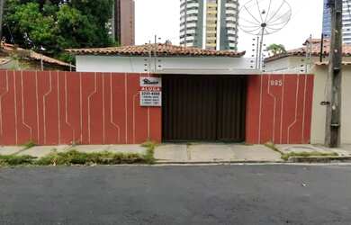Imagem: A casa possui 3 Dormitórios, 2 Banheiros, 3 Vagas na garagem