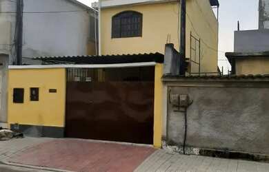 Imagem: A casa possui 2 Dormitórios, 1 Banheiro, 1 Vaga na garagem