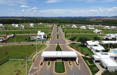 Imagem: O terreno possui 300m² de Área, Imóvel novo e está localizado