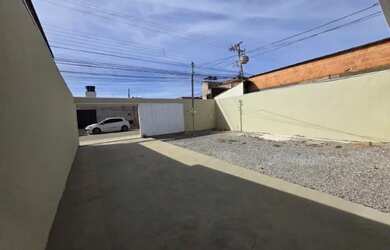 Imagem: A casa possui 3 Dormitórios, 2 Banheiros, 3 Vagas na garagem