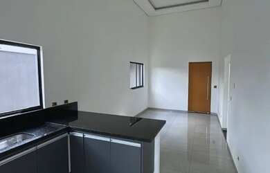 Imagem: A casa possui 2 Dormitórios, 2 Banheiros, 2 Vagas na garagem