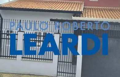 Imagem: A casa possui 3 Dormitórios, 4 Banheiros, 3 Vagas na garagem