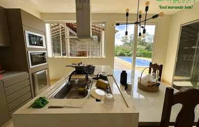 Imagem: A casa possui 3 Dormitórios, 4 Banheiros, 2 Vagas na garagem