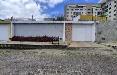 Imagem: A casa possui 4 Dormitórios, 4 Banheiros, 2 Vagas na garagem