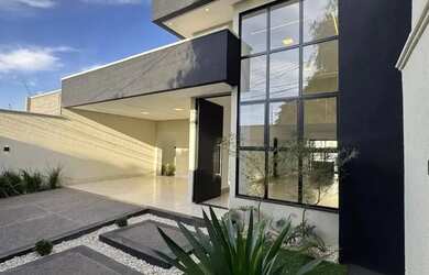 Imagem: A casa possui 3 Dormitórios, 2 Banheiros, 2 Vagas na garagem