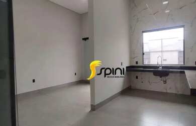 Imagem: A casa possui 3 Dormitórios, 2 Banheiros, 2 Vagas na garagem