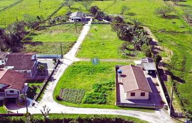 Imagem: A casa possui 4 Dormitórios, 1 Banheiro, 1 Vaga na garagem