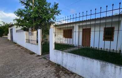 Imagem: A casa possui 2 Dormitórios, 1 Banheiro, 2 Vagas na garagem
