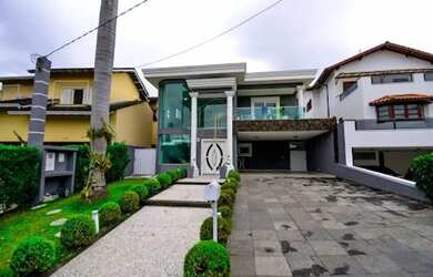 Imagem: A casa em condomínio e possui 4 Dormitórios, 5 Banheiros