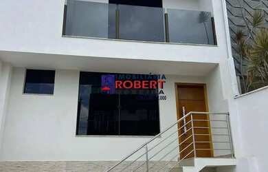 Imagem: A casa possui 3 Dormitórios, 2 Banheiros, 2 Vagas na garagem