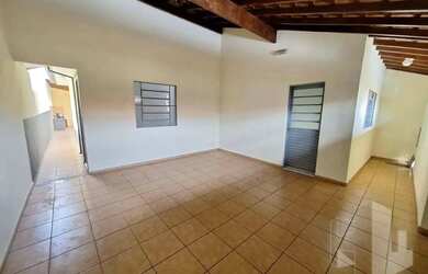 Imagem: A casa possui 2 Dormitórios, 1 Banheiro, 1 Vaga na garagem