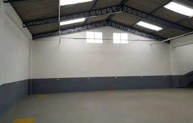 Imagem: O depósito possui 4 Vagas na garagem, 430m² de Área e está