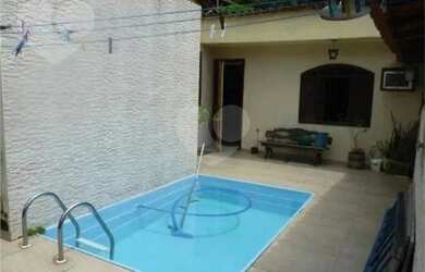 Imagem: A casa possui 3 Dormitórios, 1 Banheiro, 2 Vagas na garagem