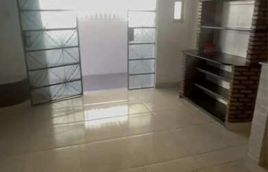 Imagem: A casa possui 2 Dormitórios, 1 Banheiro, 1 Vaga na garagem