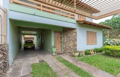 Imagem: A casa possui 3 Dormitórios, 1 Banheiro, 2 Vagas na garagem