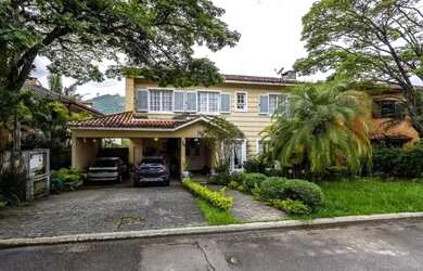 Imagem: A casa em condomínio possui 4 Dormitórios, 5 Banheiros, 2