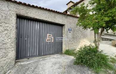 Imagem: A casa possui 4 Dormitórios, 2 Banheiros, 2 Vagas na garagem