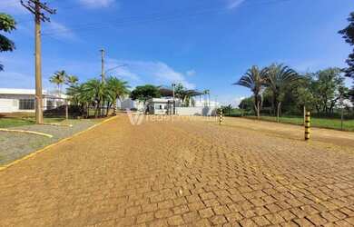 Imagem: O depósito possui 5 Vagas na garagem, 2.300m² de Área e